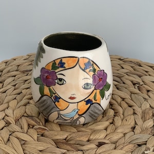 Handbemalte Keramiktasse: Blumenfrauendesign, handgemachte Keramiktasse