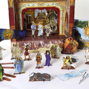 Può includere: Un colorato set teatrale di carta dipinto a mano con varie figure ritagliate. Lo sfondo del palco raffigura una scena classica e le figure rappresentano personaggi di un'opera teatrale. Il set include uno sfondo di un cielo notturno e un sole.