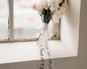 Personalisiertes Brautstraußband — Personalisiertes Brautstraußband – Individuell gestaltetes Chiffon-Hochzeitsband mit Namen und Datum der Braut