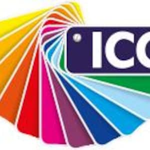 Könnte beinhalten: Ein Fächer aus farbigen Farbmustern, der ein Spektrum von Farbtönen von Gelb bis Lila zeigt. Ein rechteckiges Etikett mit dem Text "ICC" in weißen Buchstaben ist auf die Farbmuster gelegt. Das Etikett hat einen dunkelblauen Hintergrund.