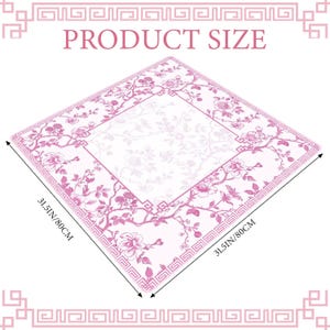 Puede incluir: Un mantel cuadrado con un patr&oacute;n floral rosa sobre fondo blanco y un borde geom&eacute;trico. El texto PRODUCT SIZE aparece en la parte superior. Las flechas indican dimensiones de 80 cm por 80 cm, tambi&eacute;n marcadas como 31.5 pulgadas.