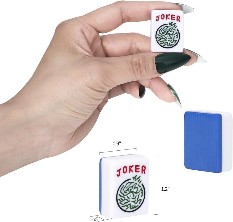 Puede incluir: Una ficha de Mahjong blanca y azul con el texto rojo JOKER y un gr&aacute;fico circular verde. La ficha mide 2,29 cm de ancho, 3,05 cm de alto y 1,27 cm de profundidad, tal como indican las medidas visibles en la imagen.