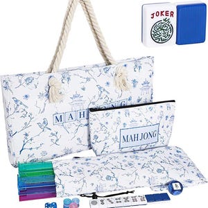 Puede incluir: Un bolso tote blanco y un estuche a juego con cremallera con un patr&oacute;n floral y de p&aacute;jaros en azul y el texto MAH JONG. Incluye un juego de soportes para fichas transl&uacute;cidos de colores, fichas blancas con reverso azul y fichas redondas.