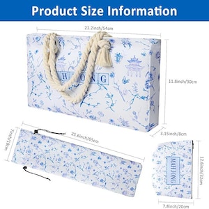 Puede incluir: Un bolso rectangular blanco con patrones florales azules y asas de cuerda, un estuche rectangular largo y delgado, y una peque&ntilde;a bolsa, todos etiquetados como Mahjong. Dimensiones: 54 cm x 30 cm x 8 cm para el bolso, 65 cm x 18 cm para el estuche, 20 cm x 32 cm para la bolsa.