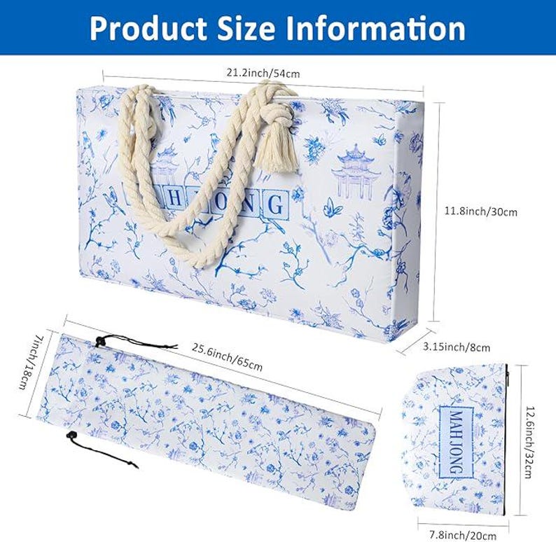 Puede incluir: Un bolso rectangular blanco con patrones florales azules y asas de cuerda, un estuche rectangular largo y delgado, y una peque&ntilde;a bolsa, todos etiquetados como Mahjong. Dimensiones: 54 cm x 30 cm x 8 cm para el bolso, 65 cm x 18 cm para el estuche, 20 cm x 32 cm para la bolsa.