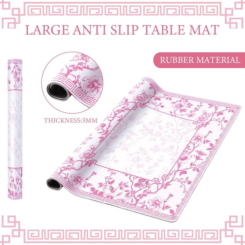 Puede incluir: Una alfombrilla de mesa antideslizante grande hecha de material de goma con un grosor de 3 mm. La alfombrilla presenta una superficie blanca con un patr&oacute;n floral rosa y un borde geom&eacute;trico. El texto LARGE ANTI SLIP TABLE MAT es visible arriba.