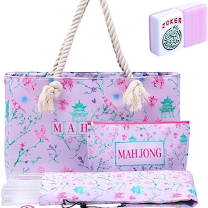Puede incluir: Un bolso tote de color morado claro con asas de cuerda, con un estampado de p&aacute;jaros, flores y pagodas, y el texto MAH JONG. Incluye un estuche con cremallera a juego, una alfombrilla plegada, una ficha de Joker y varias piezas de juego.