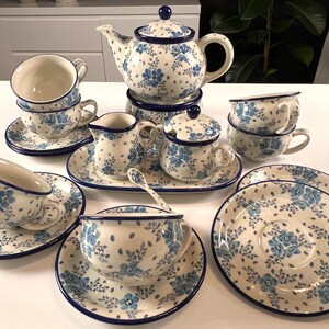 以下が含まれることがあります： 青と白の花柄のティーセット。 ティーポット、カップ、ソーサー、クリーマー、砂糖入れ、サービングトレイが含まれています。 カップとソーサーの直径は約10cmです。