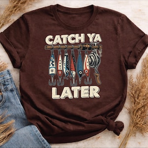 Peut inclure: Ensemble de trois mugs en céramique avec une finition mate et mouchetée. Les mugs sont de couleur crème, gris clair et gris foncé. Chaque mug a un design simple et moderne et une anse arrondie. Les mugs sont empilés.