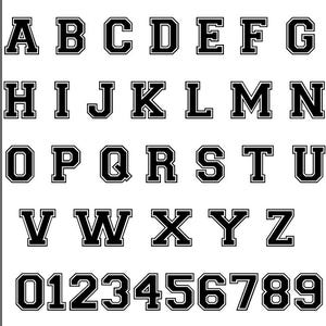 Peut inclure: Alphabet et chiffres noirs de style universitaire, de A à Z et de 0 à 9, avec des contours blancs. Les lettres et les chiffres sont affichés dans une grille sur fond blanc. La police est en gras et en blocs.