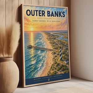 Pode incluir: Um cartaz vertical emoldurado com uma paisagem costeira de Outer Banks, Carolina do Norte. A obra mostra um pôr do sol sobre o oceano, um longo cais de madeira, um farol com riscas pretas e brancas e praias de areia. Texto: Outer Banks.