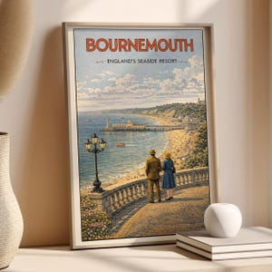 Puede incluir: Póster de viaje vintage enmarcado para Bournemouth, el balneario de Inglaterra. El póster presenta a una pareja con vista a una playa con un muelle, con el texto "Bournemouth" en rojo y "England's Seaside Resort" debajo.