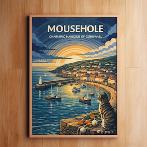 Puede incluir: Una impresión artística enmarcada de Mousehole, Cornualles, con una escena portuaria con barcos, un faro y un gato atigrado. La impresión, de estilo póster de viaje vintage, incluye el texto "Mousehole, Charming Harbour of Cornwall". La obra de arte está ambientada en una puesta de sol.