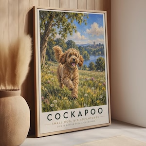 Puede incluir: Una impresión de arte mural vertical enmarcada que muestra a un Cockapoo de color marrón dorado corriendo por un prado de flores silvestres. El texto en la parte inferior dice COCKAPOO, SMALL DOG, BIG ADVENTURES y LIFE IS BETTER WITH A COCKAPOO.