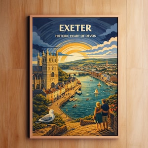 Op de afbeelding: Een ingelijste kunstdruk met een schilderachtig uitzicht op Exeter, met de tekst "EXETER HISTORIC HEART OF DEVON" bovenaan. Het kunstwerk toont een rivierlandschap met een kathedraal, gebouwen, boten en een stel dat het uitzicht bewondert.