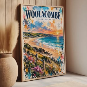 Może przedstawiać: Oprawiony pionowy wydruk ścienny przedstawiający nadmorski krajobraz w Woolacombe w North Devon. Scena ukazuje piaszczystą plażę, turkusowy ocean i niebo o zachodzie słońca z plamami farby. Tekst Woolacombe North Devon Salt Sand Sea Good Times.