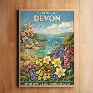 Pode incluir: Uma impressão emoldurada intitulada "Spring in Devon" retrata uma paisagem costeira com um veleiro, uma vila e flores desabrochando. A obra de arte apresenta narcisos, borboletas e abelhas, com o texto "Devon Coasts & Countryside in Bloom."