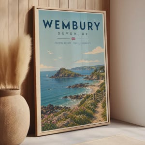 Pode incluir: Um cartaz de viagem vertical emoldurado com uma paisagem costeira de Wembury, Devon, Reino Unido. A obra exibe um oceano azul, falésias rochosas, uma praia de areia e um caminho com flores silvestres. O texto diz WEMBURY DEVON, UK.