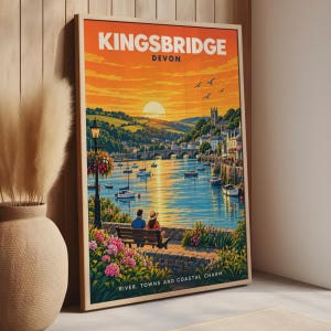 Puede incluir: Un póster de viaje enmarcado titulado KINGSBRIDGE DEVON que muestra un atardecer sobre un puerto con veleros, un puente de piedra y un pueblo. Dos figuras se sientan en un banco junto a flores rosas. El texto dice: RIVER, TOWNS AND COASTAL CHARM.