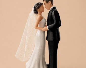 Elegant Bride & Groom Wedding Cake Topper with Veil Romantic Couple Figurine for Wedding, Bridal Shower, Party, Anniversary Cake Decoration