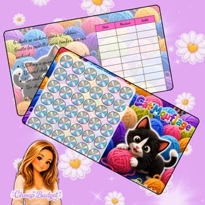 Peut inclure: Une carte de suivi d'épargne avec un jeu Cat Mouflage, une grille de pastilles holographiques à gratter, un tableau budgétaire avec colonnes date, montant et solde, et un chaton jouant avec une pelote de laine rose sur fond violet.