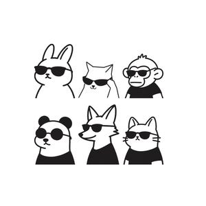 以下が含まれることがあります： 2列に並んだ6匹の漫画風の動物を描いた白黒のグラフィックイラスト。ウサギ、ネコ、サル、パンダ、キツネ、そしてもう一匹のネコを含む各動物は、黒いサングラスをかけ、シンプルな黒いシャツを着ているか、黒い輪郭で描かれています。