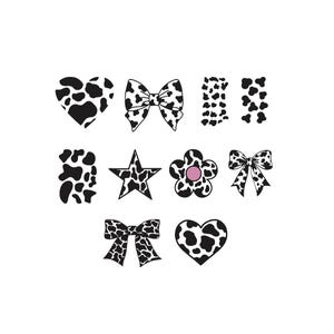 Puede incluir: Una colección de nueve pegatinas individuales con patrones de manchas de vaca en blanco y negro. Las formas incluyen dos corazones, tres lazos, dos tiras rectangulares, una estrella y una flor con un centro rosa sólido sobre fondo blanco.
