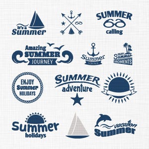 Puede incluir: Una colección de gráficos y elementos de texto en azul marino con temática de verano. Los diseños incluyen veleros, anclas, soles y frases como "Summer Calling", "Summer Journey" y "Summer Holidays". Los gráficos están sobre un fondo blanco texturizado.