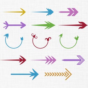 Puede incluir: Una colección de diseños de flechas coloridas en varios estilos. Las flechas son en tonos de amarillo, azul, morado, verde y rojo. Algunas flechas son rectas, mientras que otras son curvas o tienen elementos decorativos. El fondo es un patrón claro y texturizado.