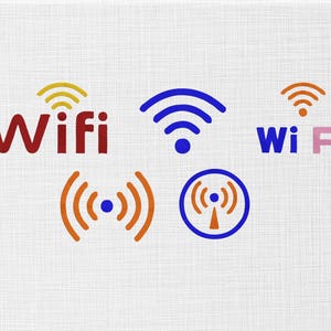 Op de afbeelding: Een verzameling WiFi-symbolen en tekst in verschillende kleuren. Het woord "WiFi" staat in het rood en "Wi Fi" in het blauw en roze. Andere symbolen zijn in blauw, oranje en geel.