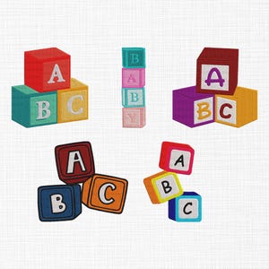 Pode incluir: Blocos de alfabeto bordados coloridos em vermelho, azul-petróleo, amarelo, roxo e laranja. Cada bloco apresenta uma letra do alfabeto, com as letras A, B e C em destaque. Os blocos estão dispostos em várias configurações.