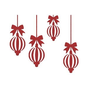 Op de afbeelding: Rode kerstballen met verticale strepen en strikken, afgebeeld tegen een witte achtergrond. De ballen hangen aan dunne touwtjes, wat een feestelijk ontwerp creëert. De afbeelding is een eenvoudige, strakke illustratie.