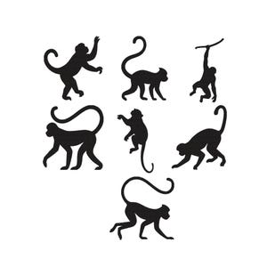 Puede incluir: Ilustraciones de siluetas negras de monos en varias poses. Un mono está colgado de una rama, mientras que otros caminan, alcanzan o están sentados. Los monos tienen colas curvas y están sobre un fondo blanco.