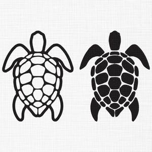 Op de afbeelding: Twee zwarte schildpaddensilhouetten op een witte achtergrond. Eén is een omtrek, de andere is ingevuld. De schildpadden hebben gedetailleerde schilden, vinnen en koppen. De afbeelding is een eenvoudig grafisch ontwerp.