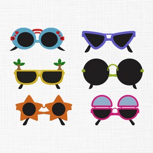 Op de afbeelding: Een verzameling van zes zonnebrillen in verschillende vormen en kleuren. Stijlen zijn onder meer ronde, cat-eye en stervormige monturen. Kleuren zijn blauw, paars, geel, oranje en roze, allemaal met zwarte glazen. Sommige hebben decoratieve elementen.