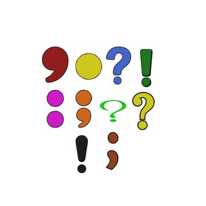 Puede incluir: Una colección de signos de puntuación y símbolos coloridos que incluye una coma roja, un círculo amarillo, un signo de interrogación azul, un signo de exclamación verde, dos puntos magenta, un punto y coma naranja, un signo de interrogación verde, un signo de interrogación amarillo, un signo de exclamación negro y un punto y coma marrón.