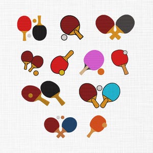 Puede incluir: Una colección de paletas y pelotas de ping pong coloridas en varios arreglos. Las paletas son rojas, negras, moradas, azules y naranjas, con mangos amarillos o marrones. Las pelotas son blancas o naranjas.
