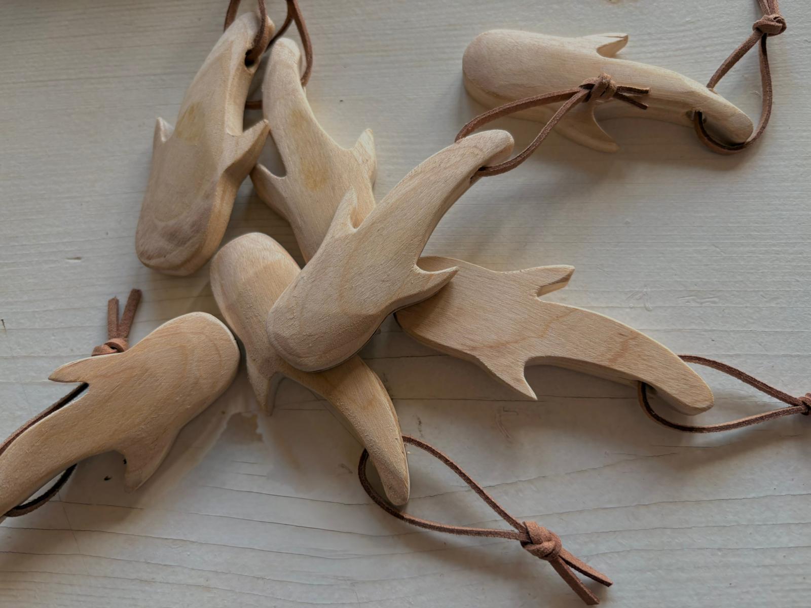 Schlüsselanhänger 'Holz-Hai' – Cooles Handarbeitsteil, 12,5 Cm Lang, Aus Holz Und Metall