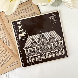 Azulejo de fondo azul del Ayuntamiento de Bremen y Músicos de Bremen – azulejo de cerámica firmado por Alfred Evers, cerámica artesanal de taller.