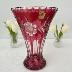 Vaso vintage Nachtmann Bamberg, rosso rubino – vetro sovrapposto, rilievo floreale – cristallo al piombo anni '60-'70 – Germania