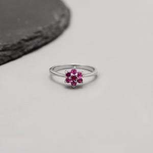 Bague en argent sterling avec rubis simulé floral CZ, bague de grappe de fleurs faites à la main, bijoux minimalistes, cadeaux