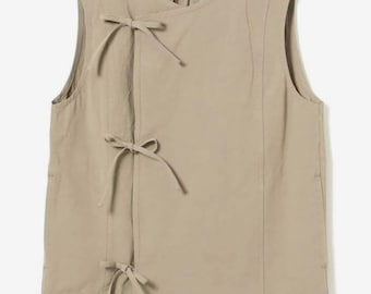 Beige katoenen vlinderstriktop | Mouwloze asymmetrische blouse met striksluiting aan de voorkant | Neutraal minimalistisch vest met laagjes | Japans geïnspireerde katoenen top