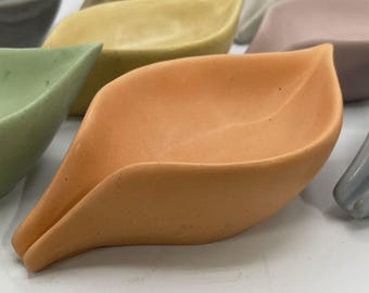 Handcrafted Concrete Soap Dish: Leaf Design Bathroom Accessory