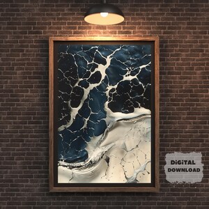 Puede incluir: Impresión artística abstracta en un marco de madera. La obra presenta un diseño veteado azul oscuro y blanco con un efecto agrietado. El arte enmarcado está colgado en una pared de ladrillo. Las palabras "DESCARGA DIGITAL" están en un cuadro blanco en la esquina inferior derecha.