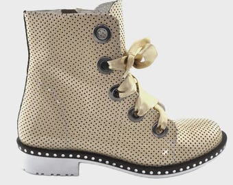 Vintage Stiefel Beige | Damenschuhe mit Satin Schnürsenkel | Klassische Retro Schuhe | Damen Stil