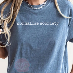 Maglietta Normalize Sobriety, regalo per l'anniversario della sobrietà, recupero dalla dipendenza, stile di vita sobrio per donne o uomini