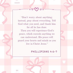 Könnte beinhalten: Ein rosa-weiß karierter Hintergrund mit rosa Schleifenakzenten und Herzen. Das Bild enthält Text aus Philipper 4:6-7, der zum Gebet und zum Vertrauen in Gott ermutigt. Zusätzlicher Text lautet "Gott ist gut", "Sei lieb" und "Jesus rettet".