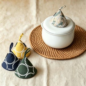 Può includere: Un set di tre tazze in ceramica con finitura opaca e macchiettata. Le tazze sono nei toni del crema, grigio chiaro e grigio scuro. Ogni tazza ha un design semplice e minimalista, perfetto per caffè o tè.