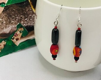 Röda vintage örhängen i Murano Millefiori-glas, svarta glaspärlor, trådar i sterlingsilver