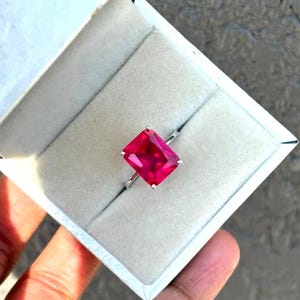 Anillo de rubí sintético de 9×11 mm / Anillo llamativo de rubí rojo talla esmeralda / Engaste de plata de ley / Regalo de joyería fina minimalista